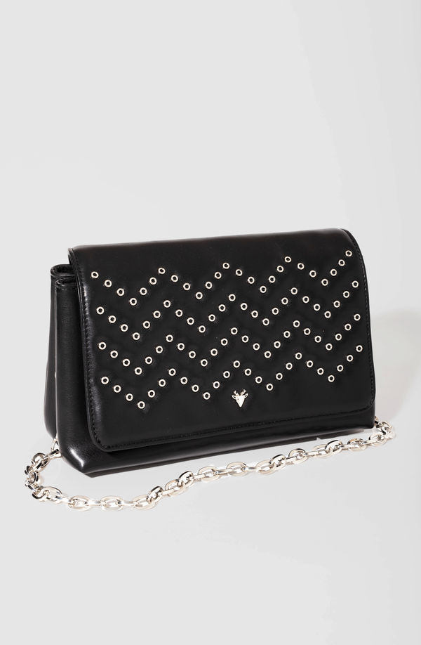 Cartera negra con tachas.